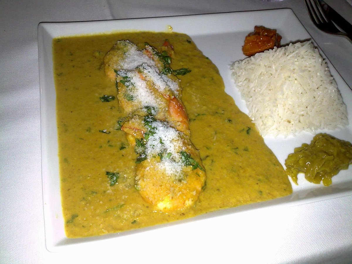 Caril de camarão — a Goan prawn curry, still carrying the Portuguese word Garcia da Orta recorded in 1563