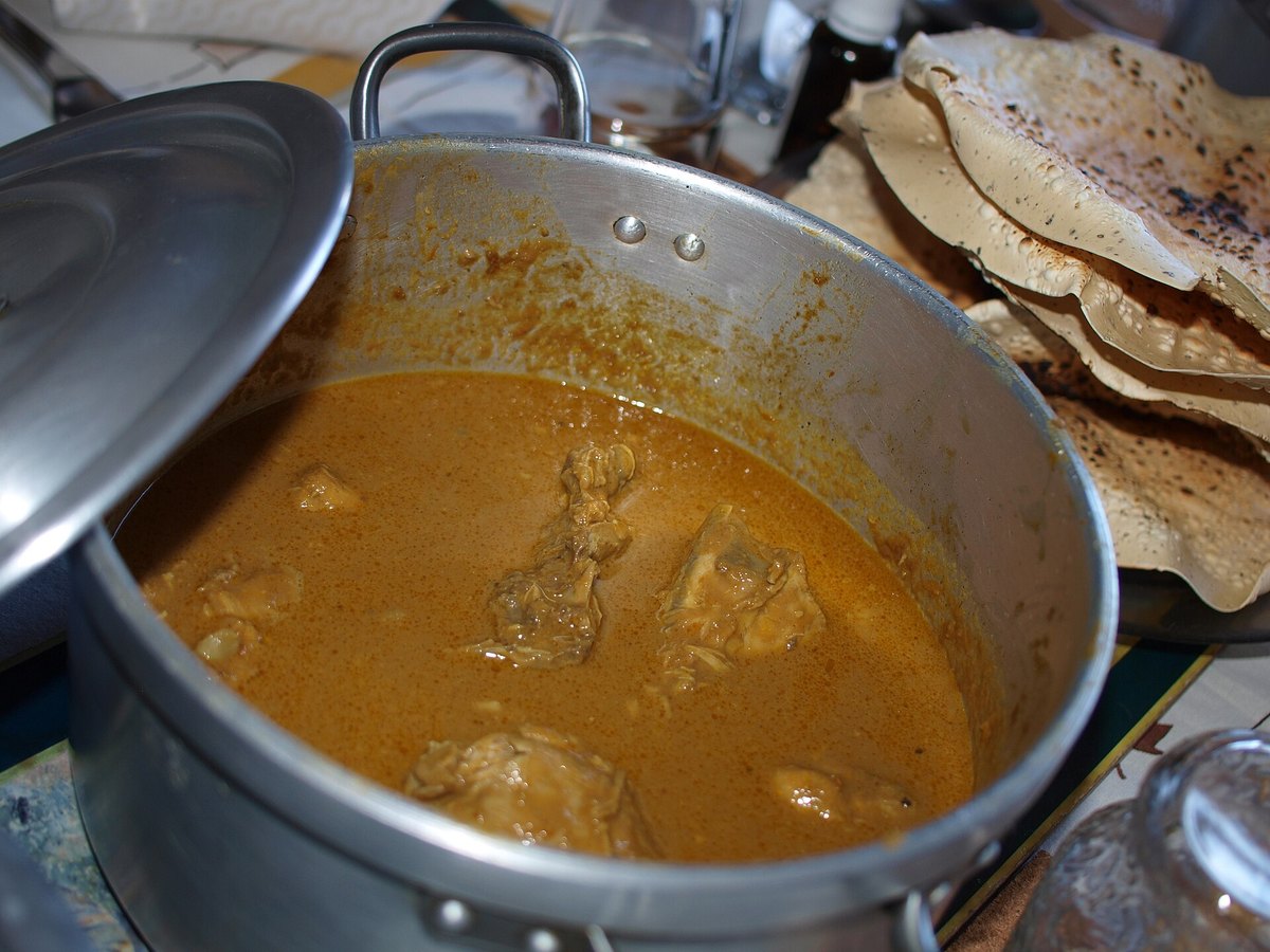 Caril de frango — a Goan chicken curry, served with poppadums