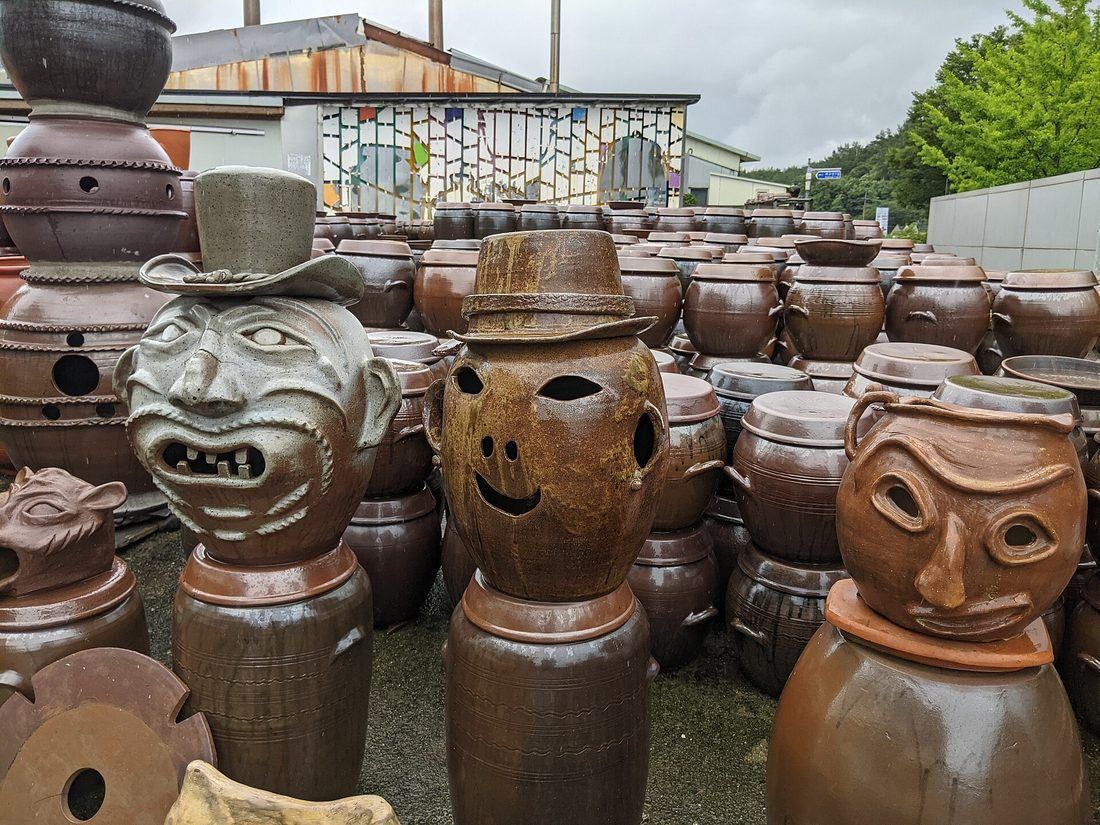 Onggi — the Korean earthenware jars kimchi was buried in. Cool, stable, earth-buffered temperature, arrived at independently of the German cellar