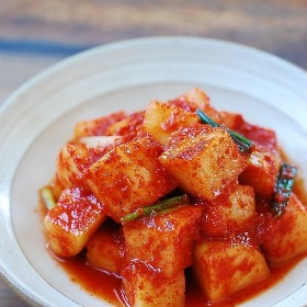 Kkakdugi (Cubed Radish Kimchi)
