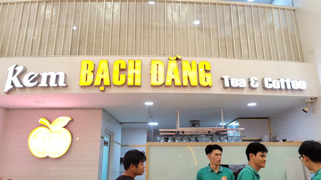 The shopfront — Kem BẠCH ĐẰNG, Tea & Coffee, and the apple logo
